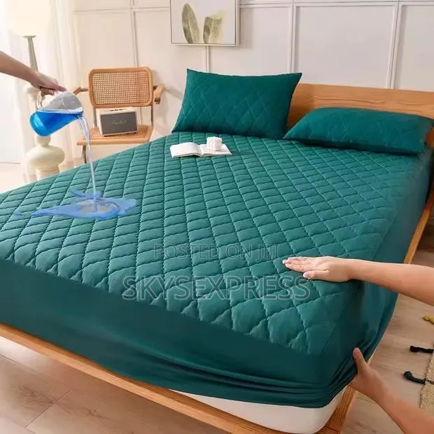 Waterproof Bed / Mattress Cover · Photo 1
