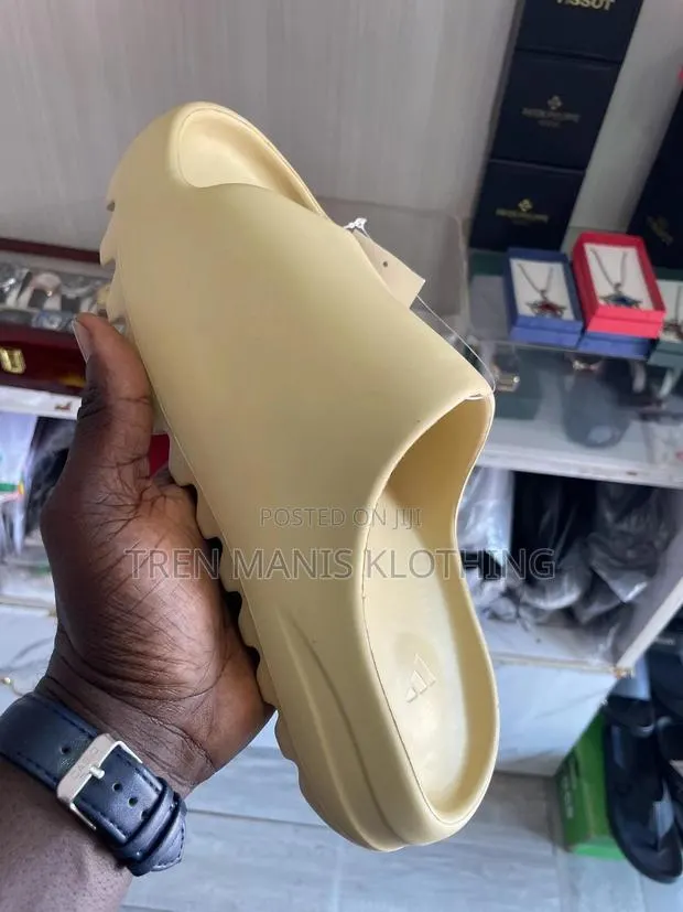 Yeezy Slide · Photo 1