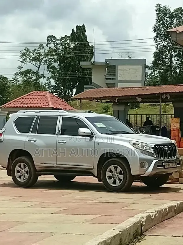 Toyota Land Cruiser Prado 2017 Silver · Photo 1