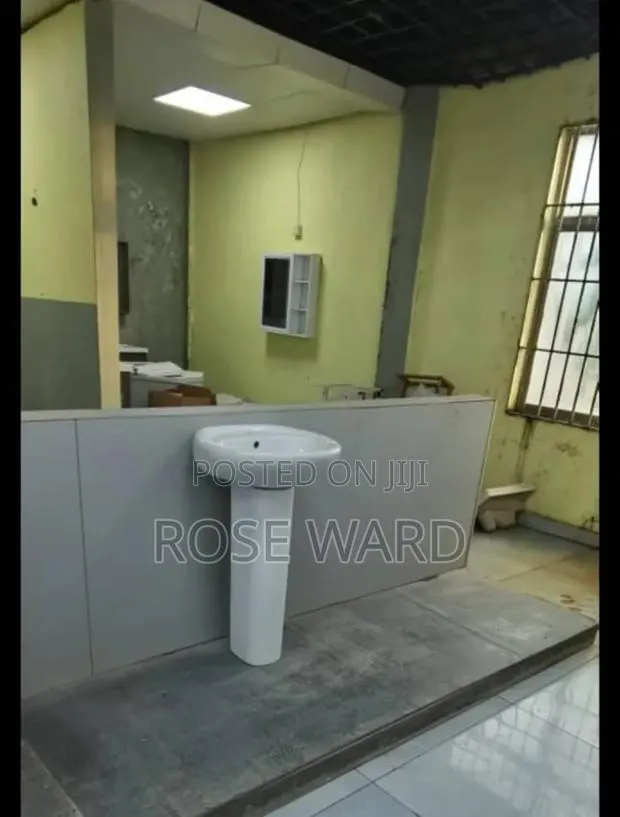 Hand Wash Basin With Pedestal · Photo 1