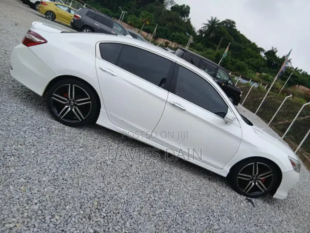Honda Accord Touring 4dr Sedan FWD (3.5L 6cyl 6A) 2016 White · Photo 1