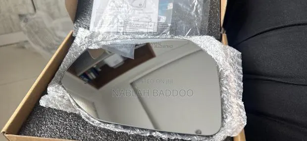 Hyundai Palisade Right Side Mirror Glass – With Blind Spot Indicator · Photo 1