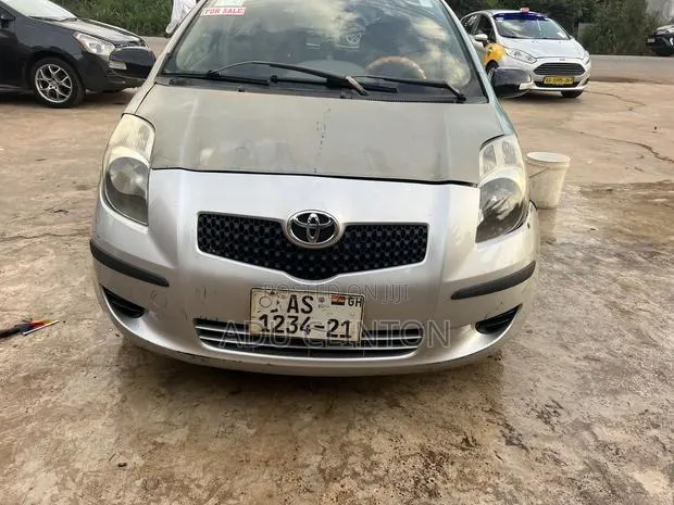 Toyota Vitz 2010 Green · Photo 1
