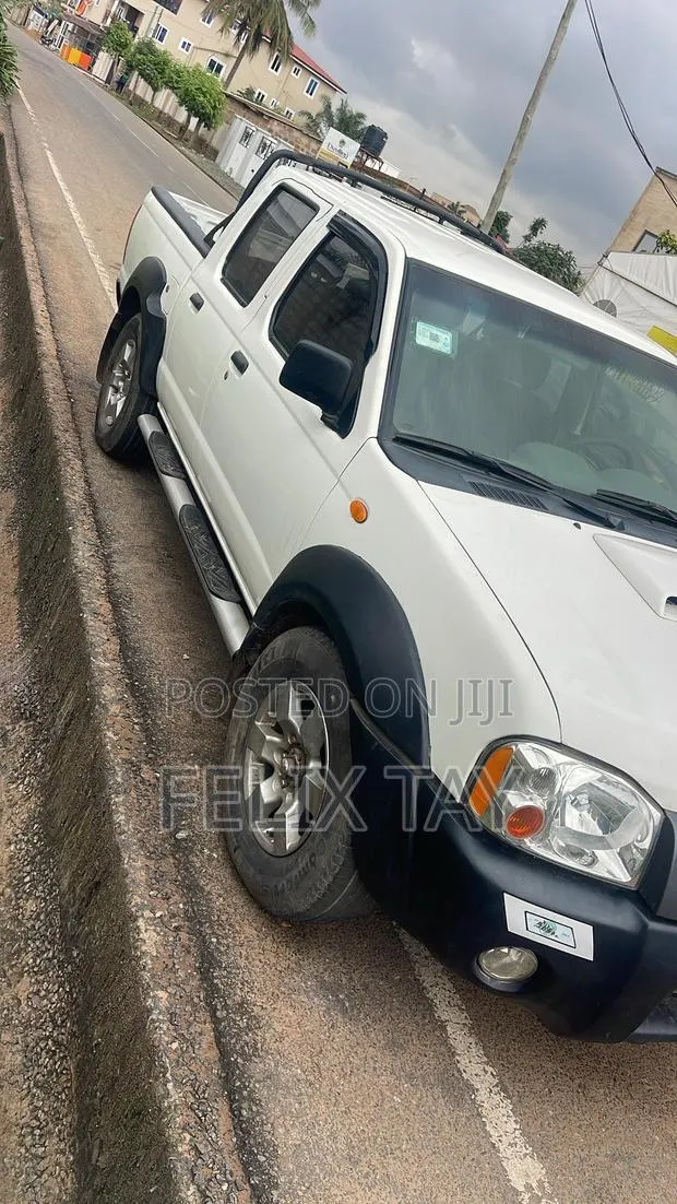 Nissan Hardbody 2012 White · Photo 1