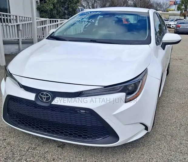 Toyota Corolla LE 2021 White · Photo 1