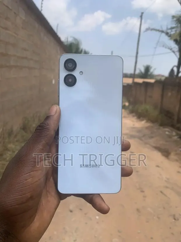 Samsung Galaxy A06 64 GB White · Photo 1