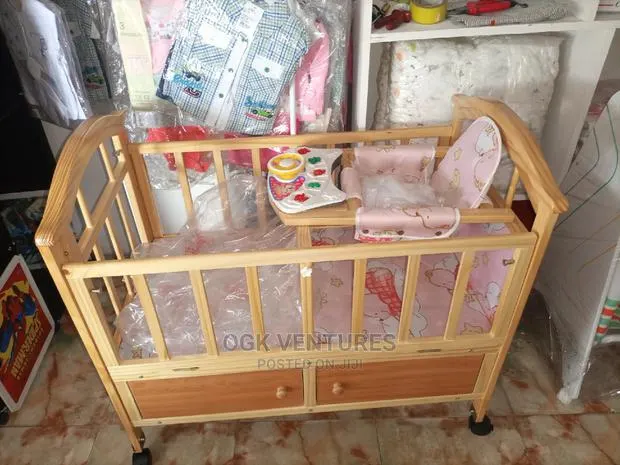 Baby's Wooden Cot · Photo 1