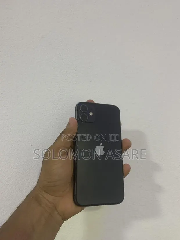 Apple iPhone 11 64 GB Black · Photo 1