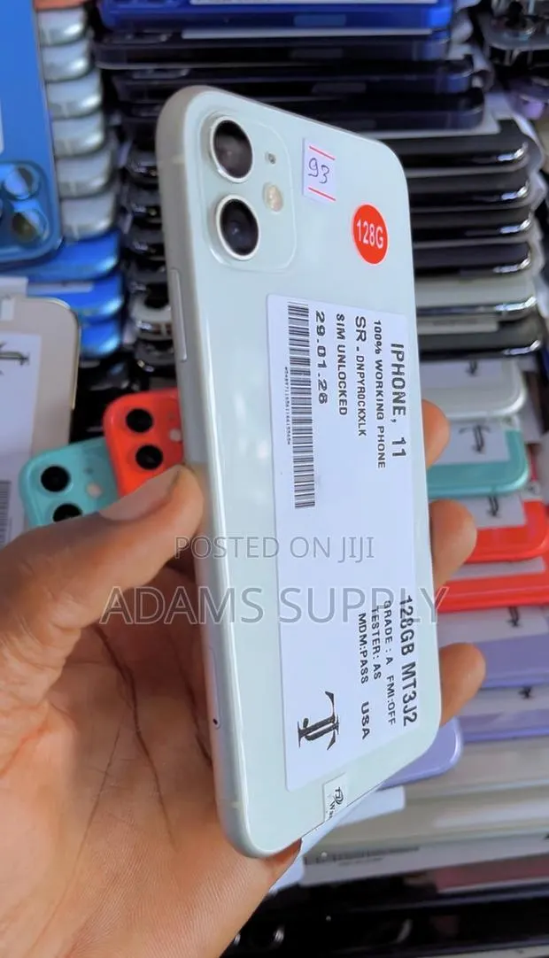 Apple iPhone 11 128 GB White · Photo 1