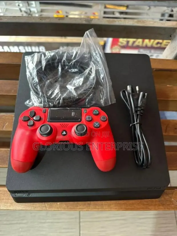 PS 4 Slim Console · Photo 1