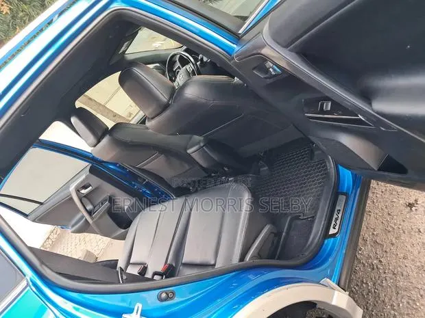Toyota RAV4 SE FWD (2.5L 4cyl 6A) 2017 Blue · Photo 1