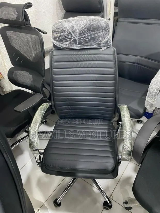 Black-Ribbed Executive Leather Swivel Chair · Photo 1