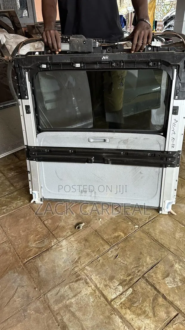 Hyndai Accent 2012-2013 Sunroof Available · Photo 1