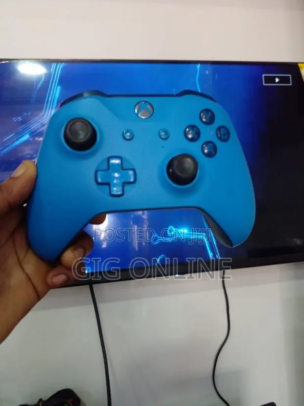 Used Xbox ONE S Gaming Controller · Photo 1