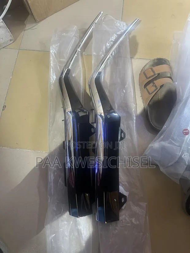 Honda CRV 2019 2020 2021 Headlights Chrome · Photo 1