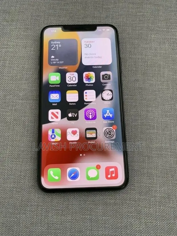 Apple iPhone 11 64 GB White · Photo 1