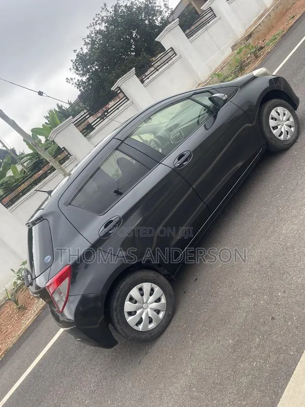 Toyota Vitz 2015 Black · Photo 1
