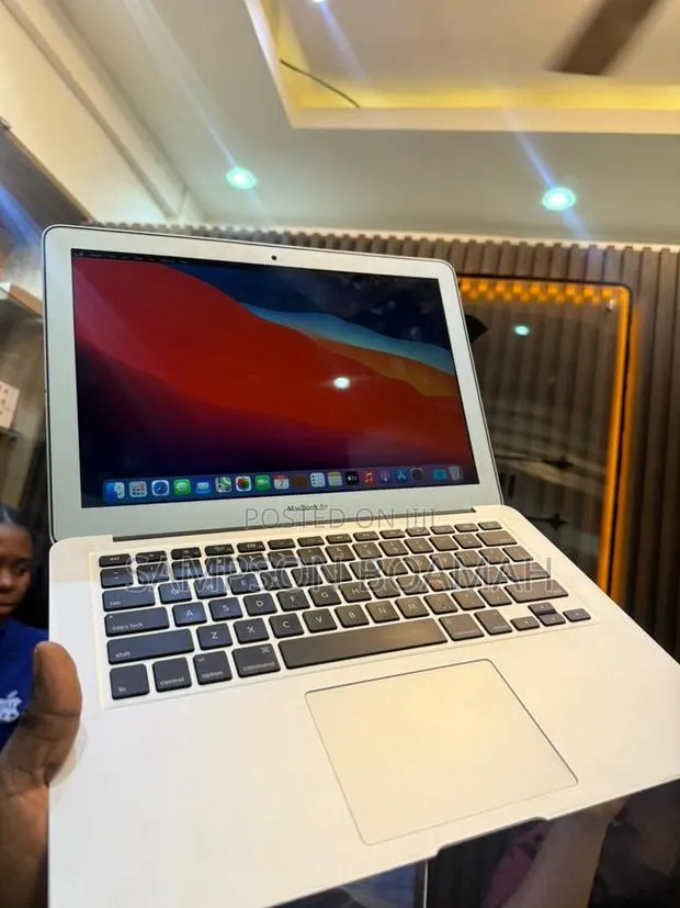 New Laptop Apple MacBook Air 4GB Intel Core I5 SSD 128GB · Photo 1