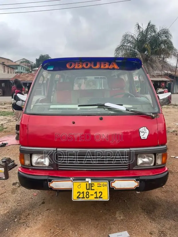 Nissan Caravan (Urvan) 1999 Red · Photo 1