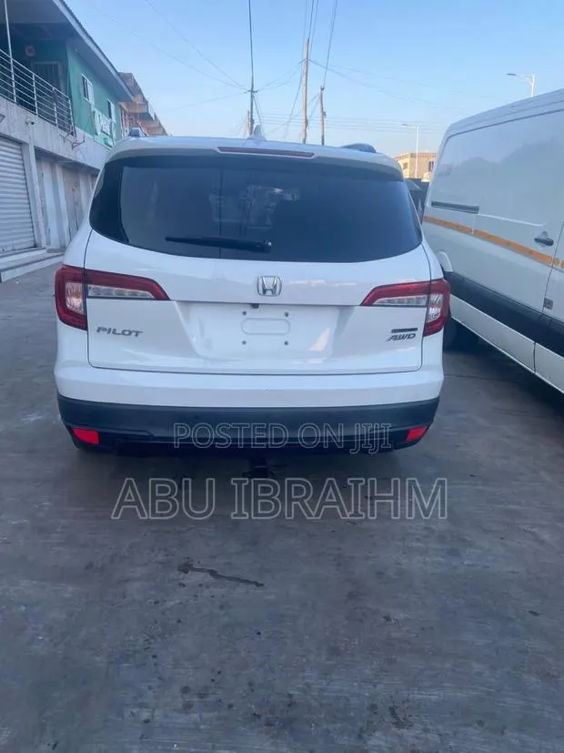 Honda Pilot Touring AWD 2019 White · Photo 1