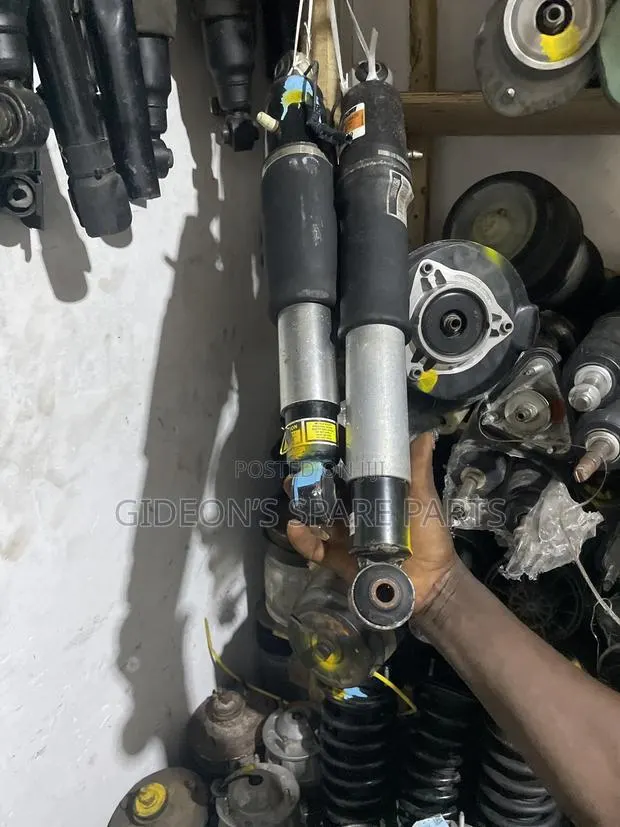 Cadillac Escalade Back Shocks Absorbers · Photo 1