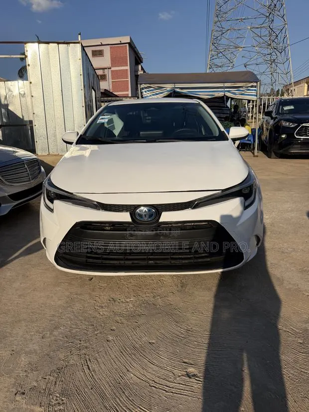 Toyota Corolla Hybrid LE 2025 White · Photo 1