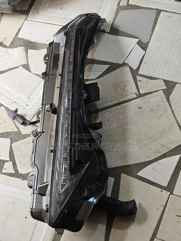 Lexus NX300 Bumper Light Front Right Side · Photo 1