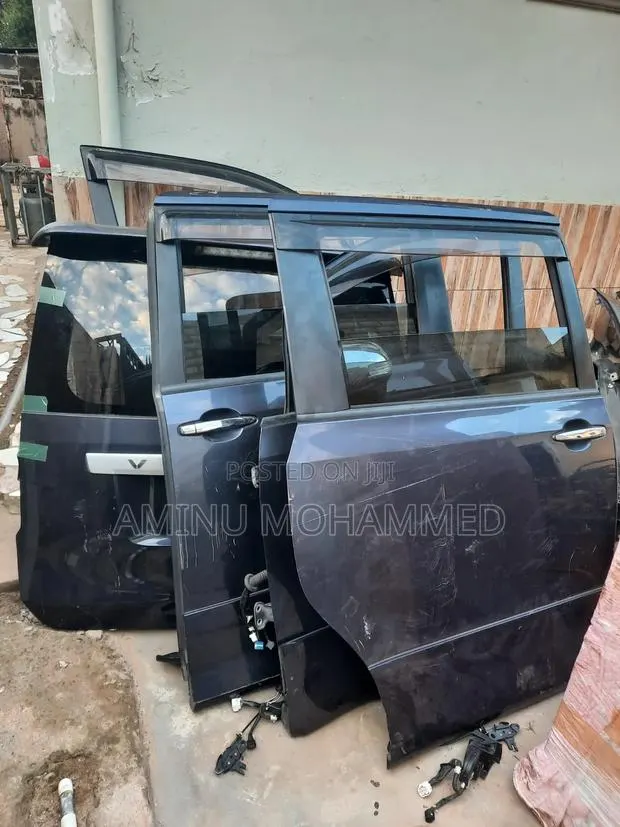 Toyota Voxy Parts · Photo 1