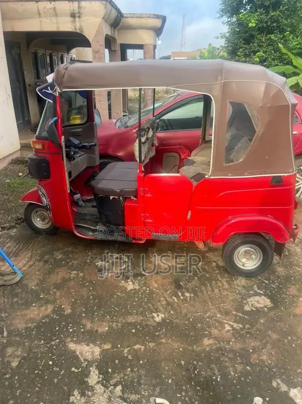 Bajaj RE 2026 Red · Photo 1