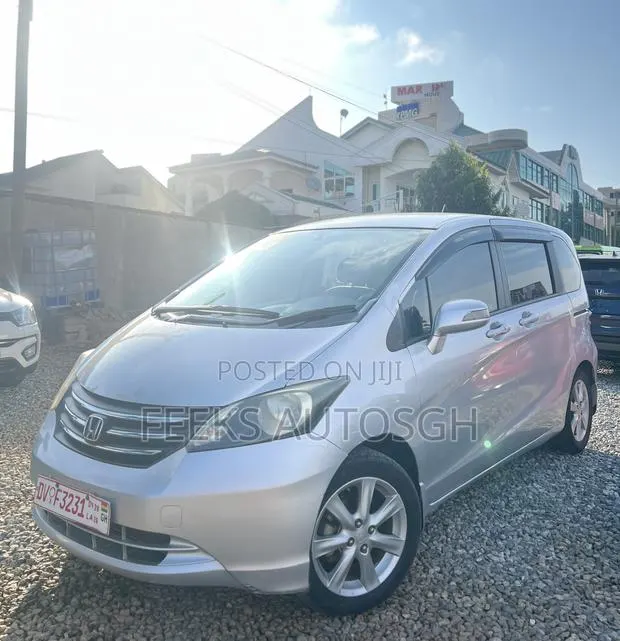 Honda Freed 2017 Silver · Photo 1
