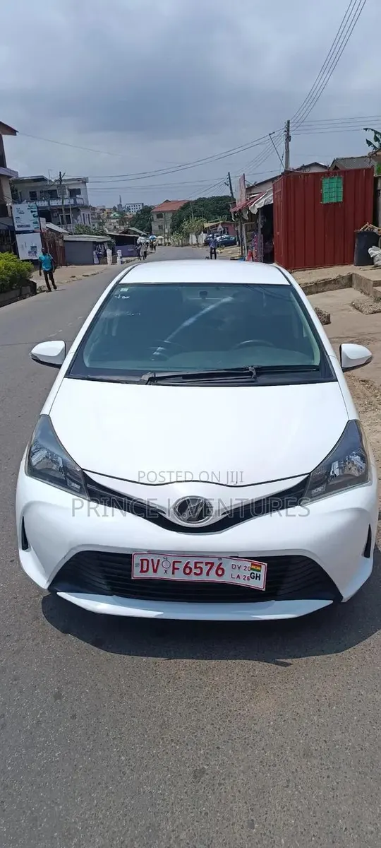 Toyota Vitz 2015 White · Photo 1
