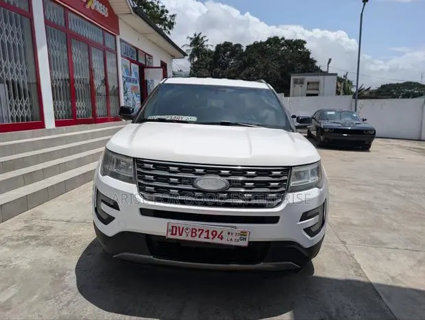 Ford Explorer XLT 4dr SUV AWD (3.5L 6cyl 6A) 2016 White · Photo 1