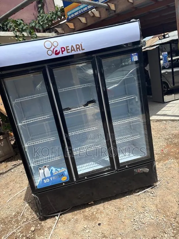 Pearl 780l Display Freezer With Easy Mobility · Photo 1