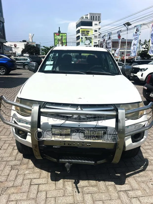 Mitsubishi L200 2013 White · Photo 1