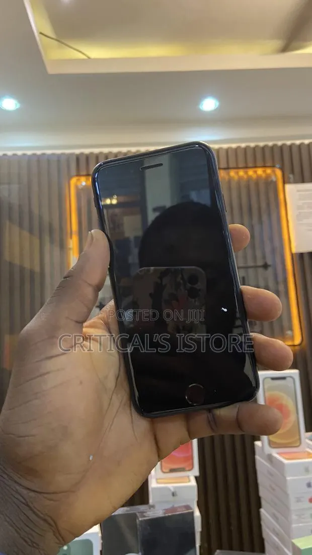 Apple iPhone 7 32 GB Black · Photo 1