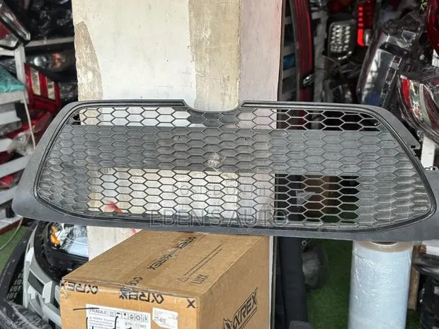 Corolla 2020 LE Front Grille · Photo 1