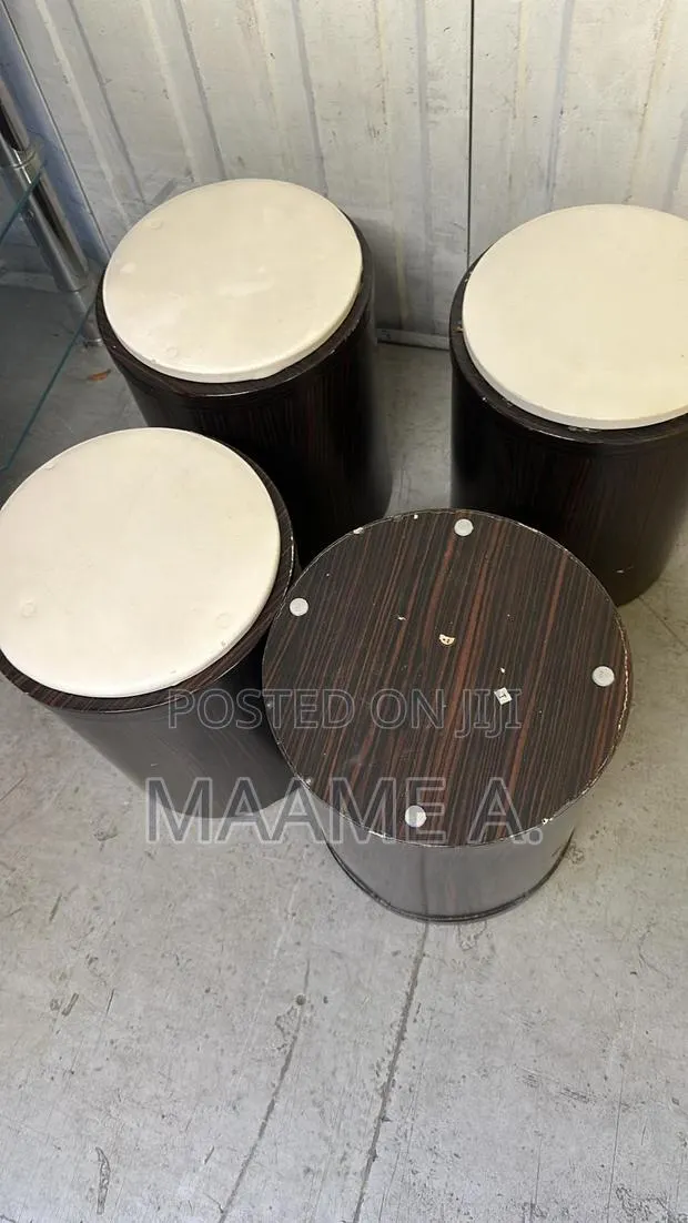 4 Round Side Table · Photo 1
