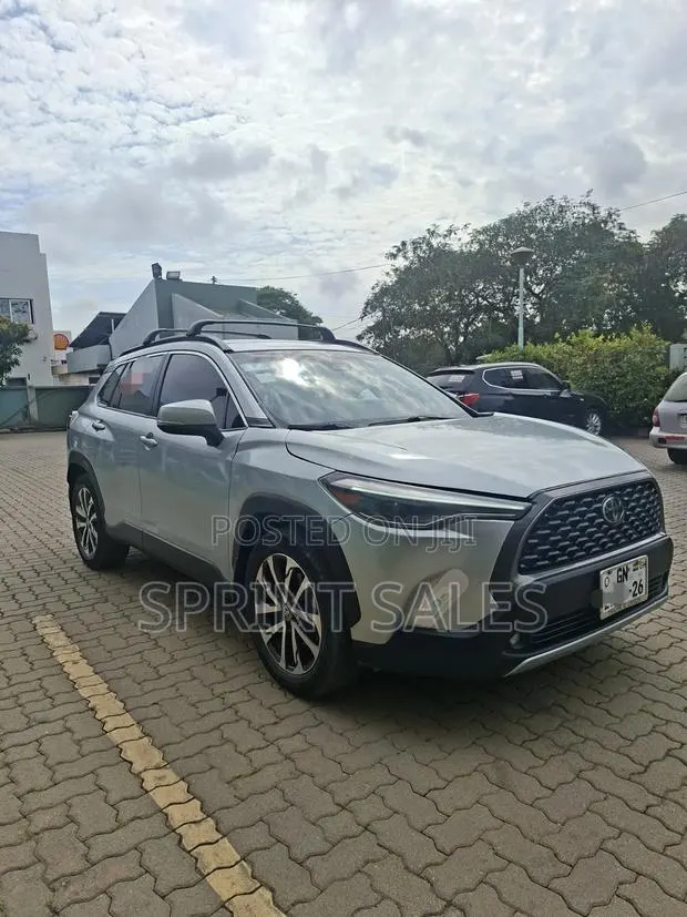 Toyota Corolla Cross XLE 2023 Gray · Photo 1