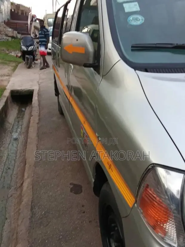 Toyota HiAce 2015 Grey · Photo 4