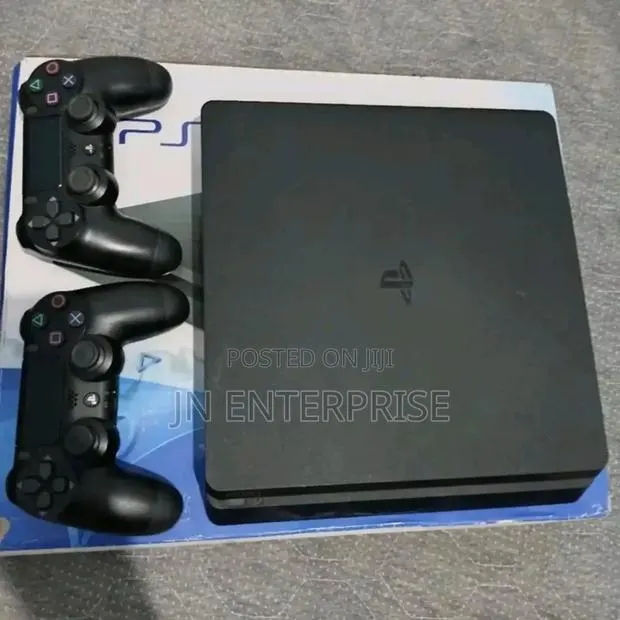 Play Station 4 Slim With Fifia 27 · Photo 1