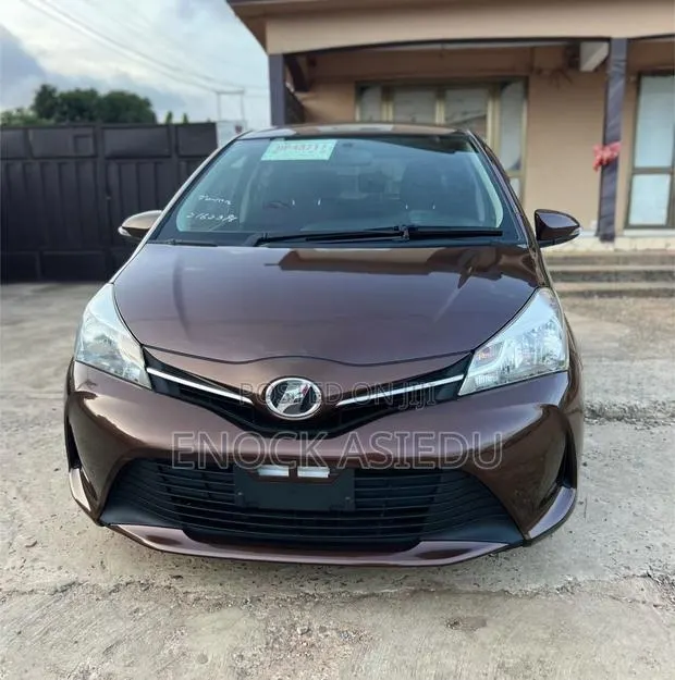 Toyota Vitz 1.3 AWD 3dr 2015 Brown · Photo 1