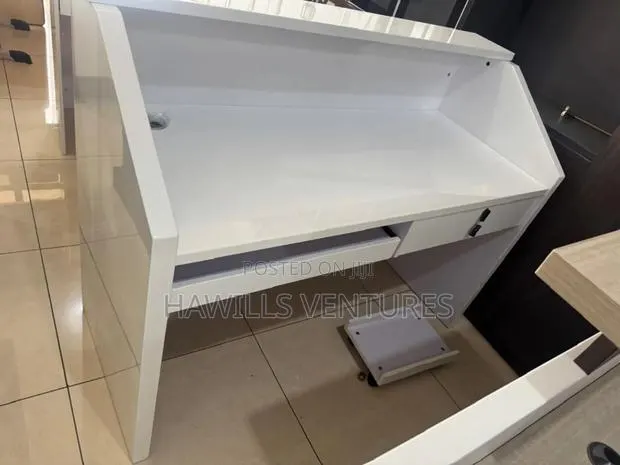 White Reception Desk · Photo 1