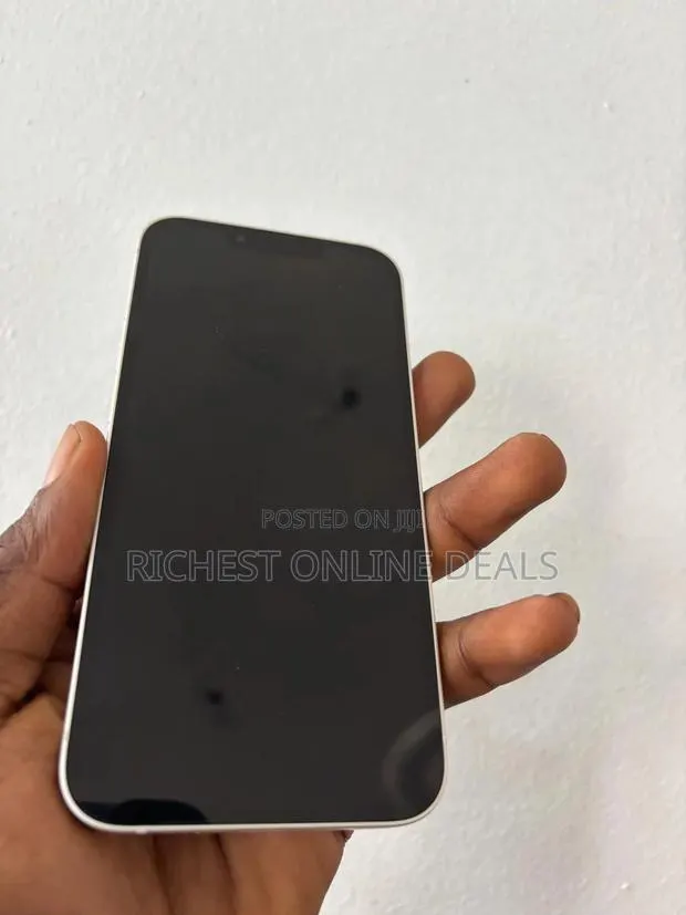 Apple iPhone 13 128 GB White · Photo 1