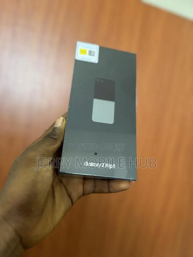 New Samsung Galaxy Z Flip 5 256 GB Blue · Photo 1