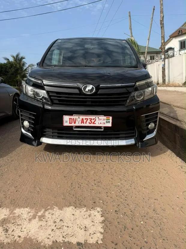Toyota Voxy V 2WD 8-Seater 2014 Black · Photo 1