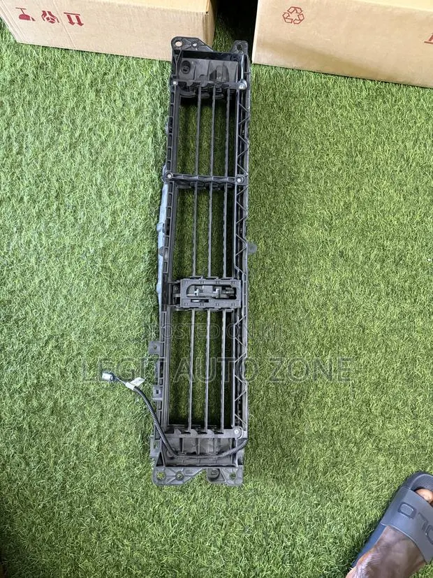Honda CRV 2020,2021,2022 Shutter Grill With Motor Complete · Photo 1
