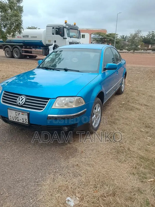 Volkswagen Passat 2004 Blue · Photo 1