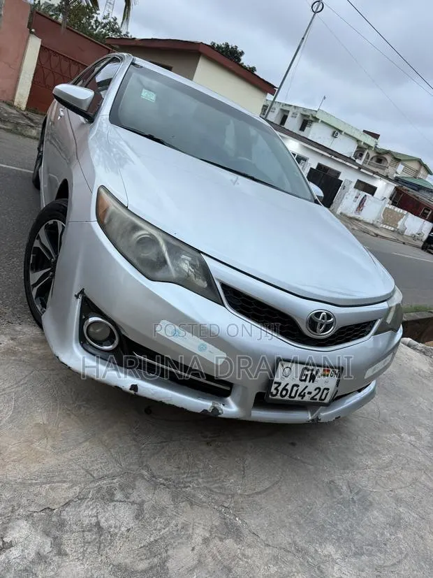 Toyota Camry SE 4dr Sedan (2.5L 4cyl 6A) 2014 Silver · Photo 1