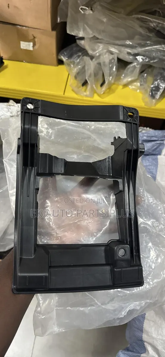 Honda HRV Grille Bracket 2019 2020 2021 · Photo 1
