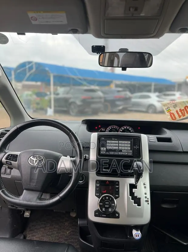 Toyota Voxy 2013 White · Photo 2